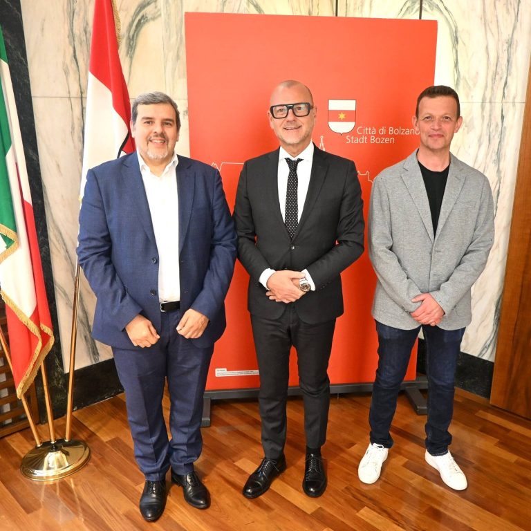 L-incontro-in-municipio.-Da-sx-il-Presidente-AIC-Alto-Adige-Giuliano-Rebellato-il-Sindaco-Corrarati-ed-il-Vicepresidente-AIC-Roland-Kratter_reference